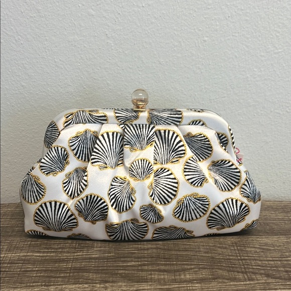 Isaac Mizrahi | Seashell Motif Clutch w/ Crossbody ✨ - Picture 1 of 11